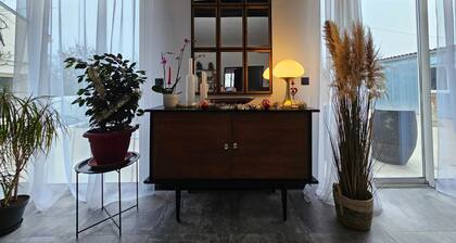 La Tour De Saint-Xandre – Room 3 with Pool, Terrace, Wi-Fi and Air Conditioning