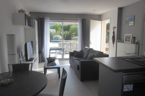 Télévision, lecteur de DVD, chaîne hi-fi