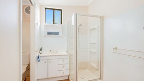 Shower - 3 Barragoot Street - centrally located (Bermagui)