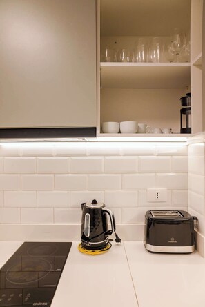 Fridge, microwave, oven, stovetop - Studio Oasis | Near Bellavista and Hospitals (Providencia)
