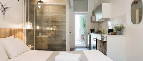 Iron/ironing board, free WiFi, bed sheets