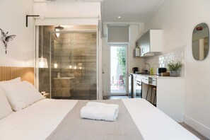 Tabla de planchar con plancha, wifi gratis y ropa de cama 