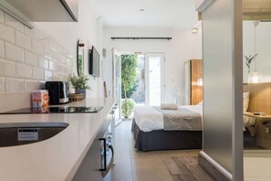 Iron/ironing board, free WiFi, bed sheets - Stylish Studio in Bellavista | Steps from Metro (Providencia)