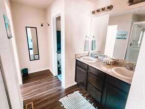 Hair dryer, towels, toilet paper - Modern Retreat Near Everything!  Off Powers Blvd & Barnes Rd (Colorado Springs)