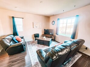 Smart TV - Modern Retreat Near Everything!  Off Powers Blvd & Barnes Rd (Colorado Springs)