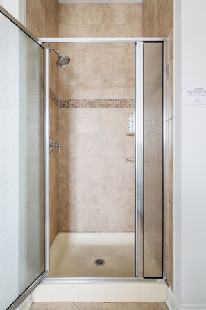 Shower, hair dryer, towels - The Coral Steps to King and Michelin Restaurants (Charleston)