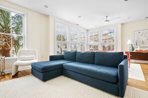 TV, offices - The Coral Steps to King and Michelin Restaurants (Charleston)