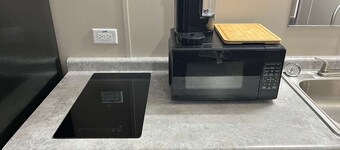 Cozy 1-bedroom lodge in charming Sweeny with AC and fitness room