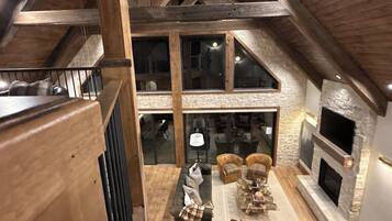 Een televisie, een open haard en een stereo