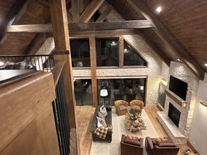 Een televisie, een open haard en een stereo