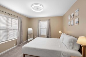 Desk, iron/ironing board, travel crib, WiFi - Tusculum Hilltop Haven – For 8 (Cincinnati)