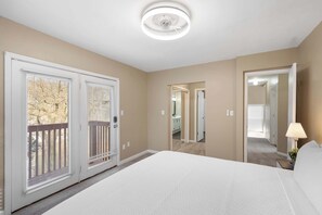 Desk, iron/ironing board, travel crib, WiFi - Tusculum Hilltop Haven – For 8 (Cincinnati)