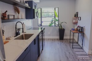 Private kitchen - Enjoyable 3-bedroom house with AC in vibrant Miami (Miami)