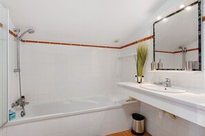 Shower, hair dryer - Holiday Home 'Les Salines D'Olonne - Oasis' with Shared Pool, Private Terrace & Wi-Fi (Les Sables-d'Olonne)