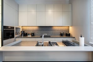Fridge, microwave, oven, stovetop - The Muradiye Penthouse - Spacious 175m2 Single Floor Brand New Luxury Experience (Beyoğlu)