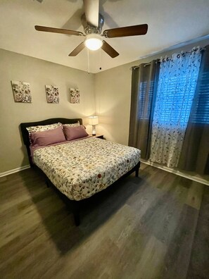 Tabla de planchar con plancha, wifi y ropa de cama 