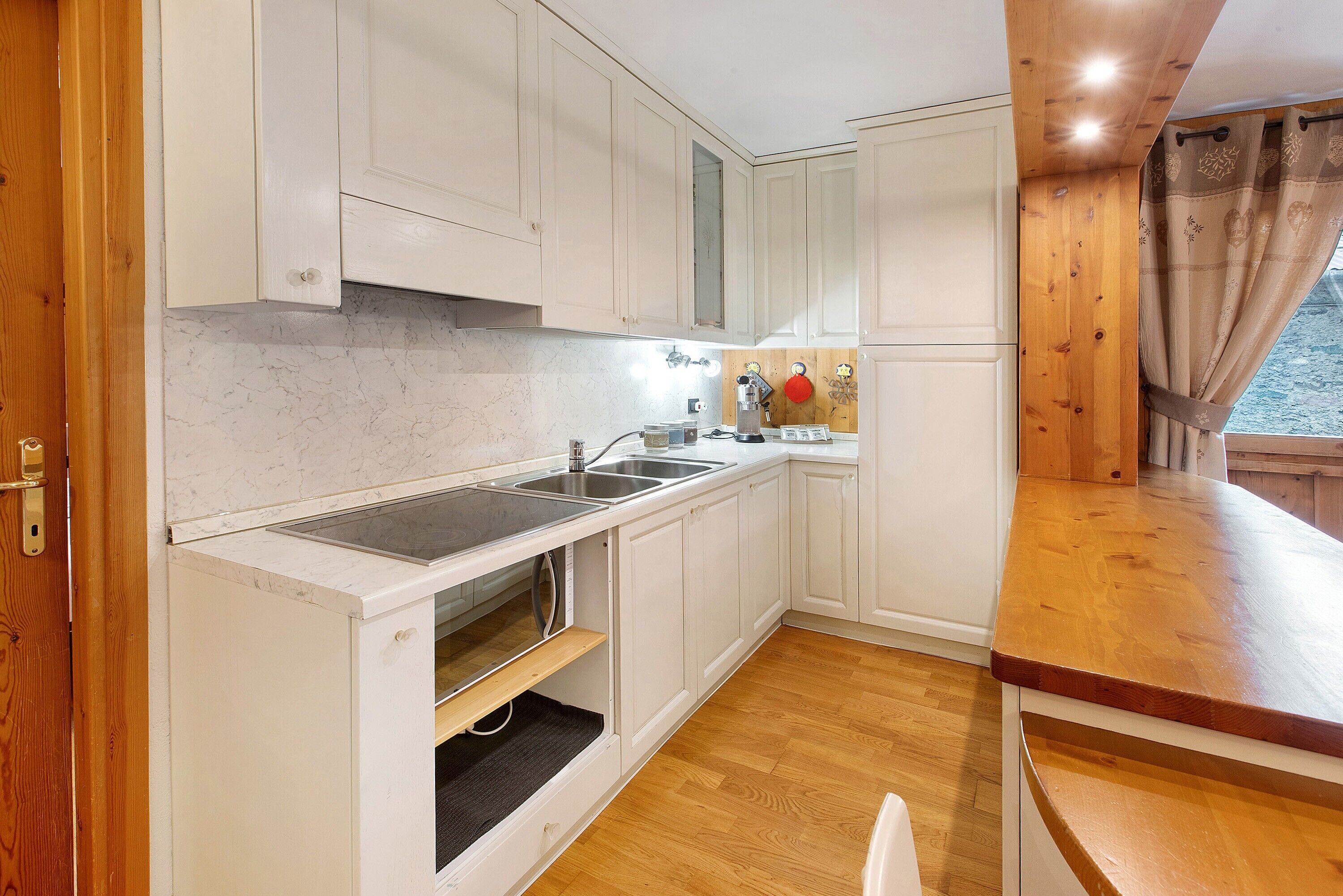 Frigorifero, microonde, piano cottura, macchina per tè/caffè