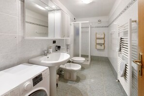 Douche, sèche-cheveux, serviettes fournies