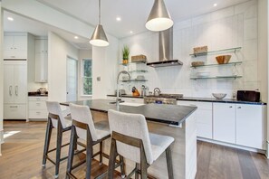 Fridge, microwave, oven, stovetop - Kiawah Exclusives | 4 Airy Hall (Kiawah Island)