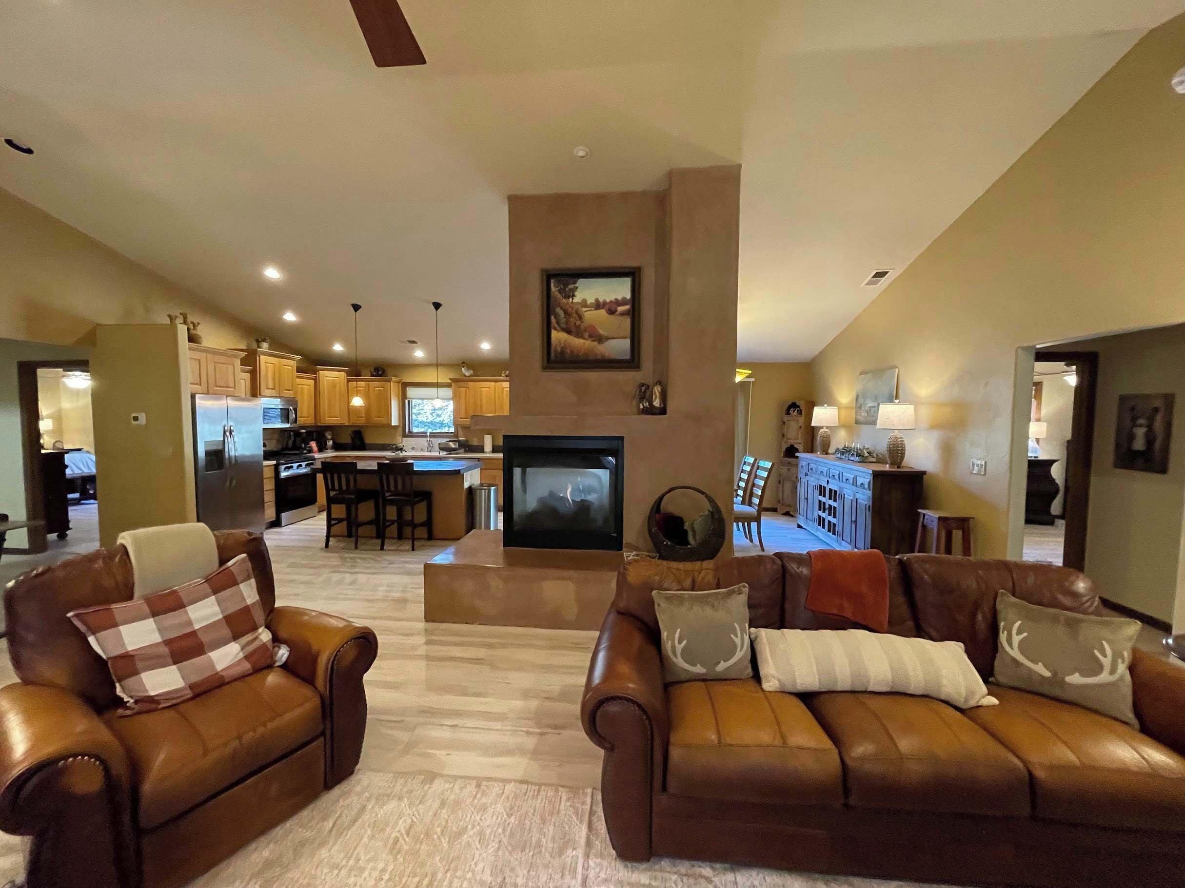 TV, peis og kontorer