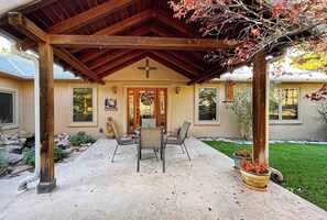 Outdoor dining - Mountain Home Vibes Three Bedroom One Level (Ruidoso)