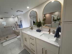 Regadera, secadora de cabello, toallas, papel de baño