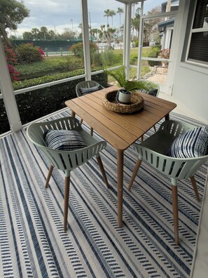 Outdoor dining - Newly renovated and beautifully decorated 2 bedroom 2 bath condo (Siesta Key)