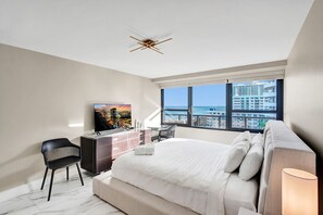 1 Schlafzimmer, Schreibtisch, Bügeleisen/Bügelbrett, Reisekinderbett