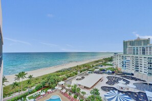 Beach nearby - Luxury Oceanview 1BR 1.5BA with Grand Balcony 1403 (Miami)
