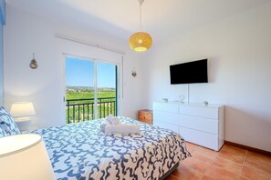 Een strijkplank/strijkijzer, wifi, beddengoed