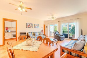 TV - Holiday Home 'Bragança Paradise' with Shared Pool, Wi-Fi and Air Conditioning (Olhos de Água)