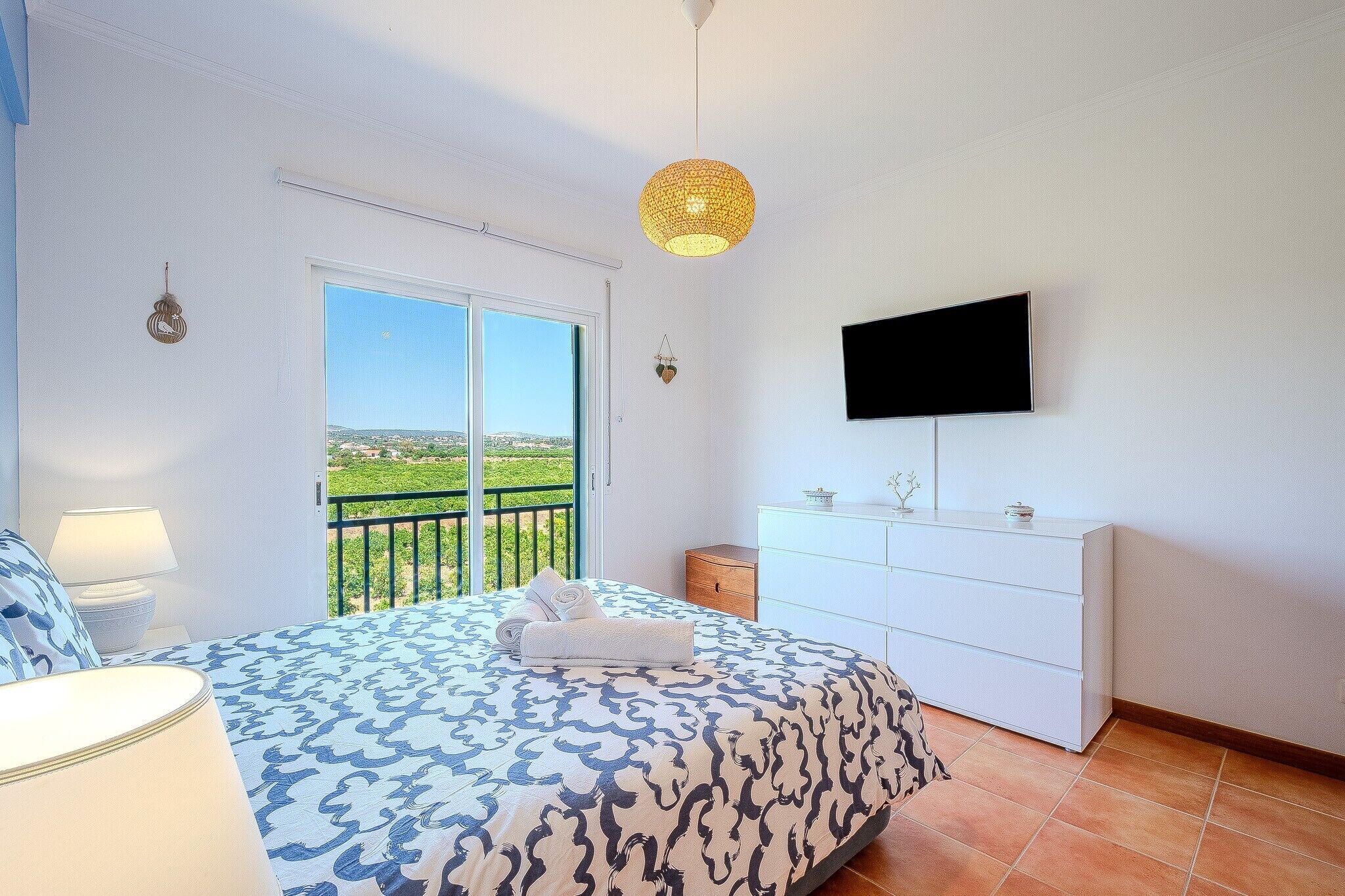 Een strijkplank/strijkijzer, wifi, beddengoed