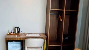 Kamar Double atau Twin Standar | Brankas, meja kerja, ruang kerja ramah laptop, dan tirai kedap cahaya