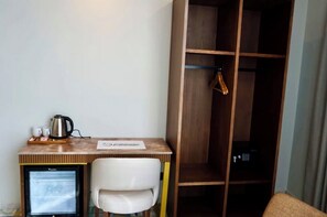 Camera Standard con letto matrimoniale o 2 letti singoli | Una cassaforte in camera, una scrivania, postazione laptop