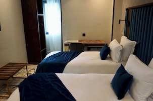 Minibar, caja de seguridad en la habitación y escritorio 