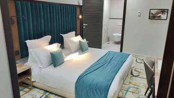 Phòng đôi hoặc 2 giường đơn Tiêu chuẩn | Két bảo mật tại phòng, bàn, khu vực làm việc phù hợp cho laptop