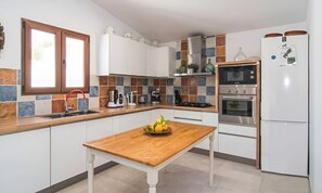 Fridge, microwave, oven, stovetop - Villa 'Valls' with Private Pool, Wi-Fi and Air Conditioning (Montuïri)