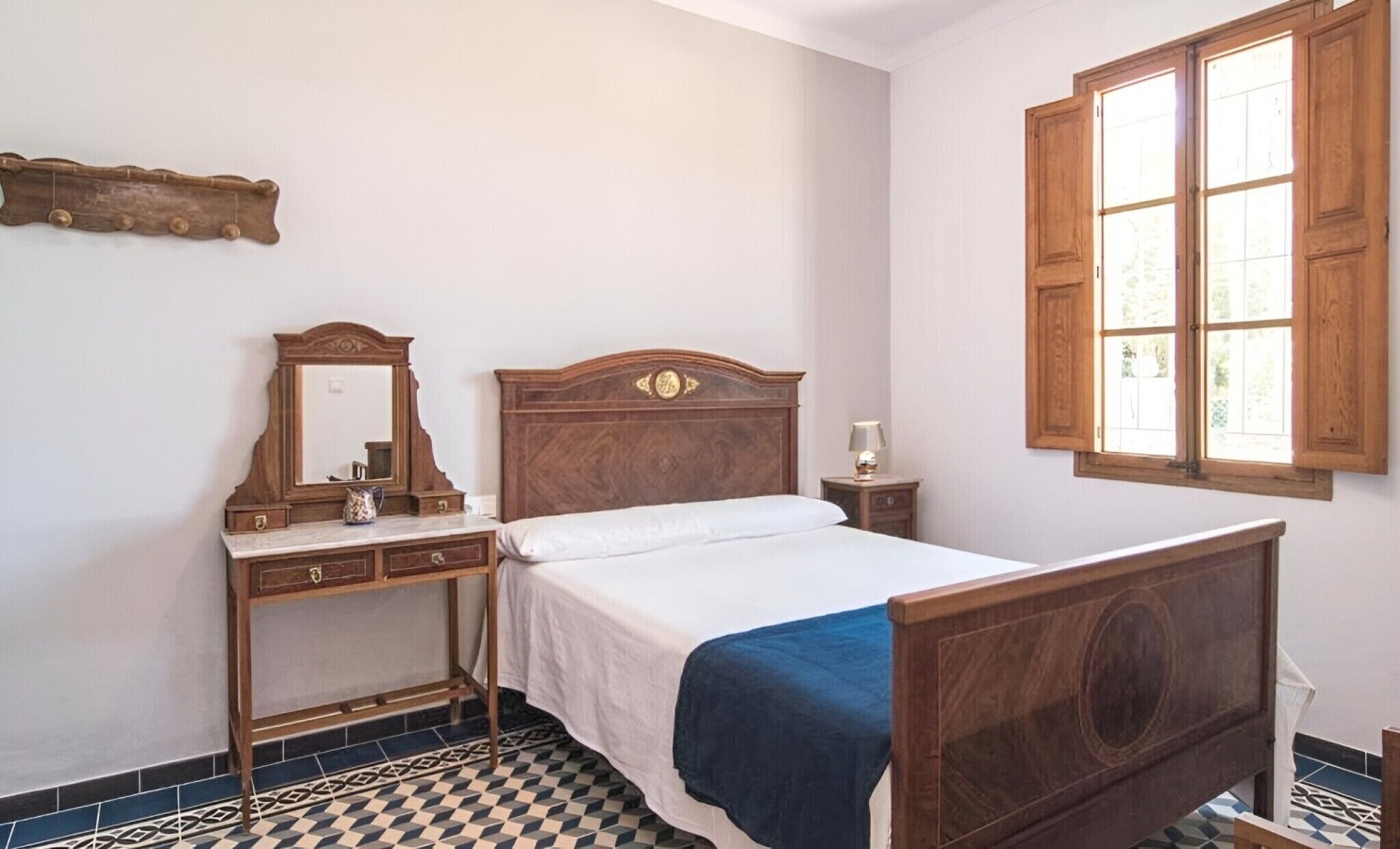 Tabla de planchar con plancha, wifi, ropa de cama