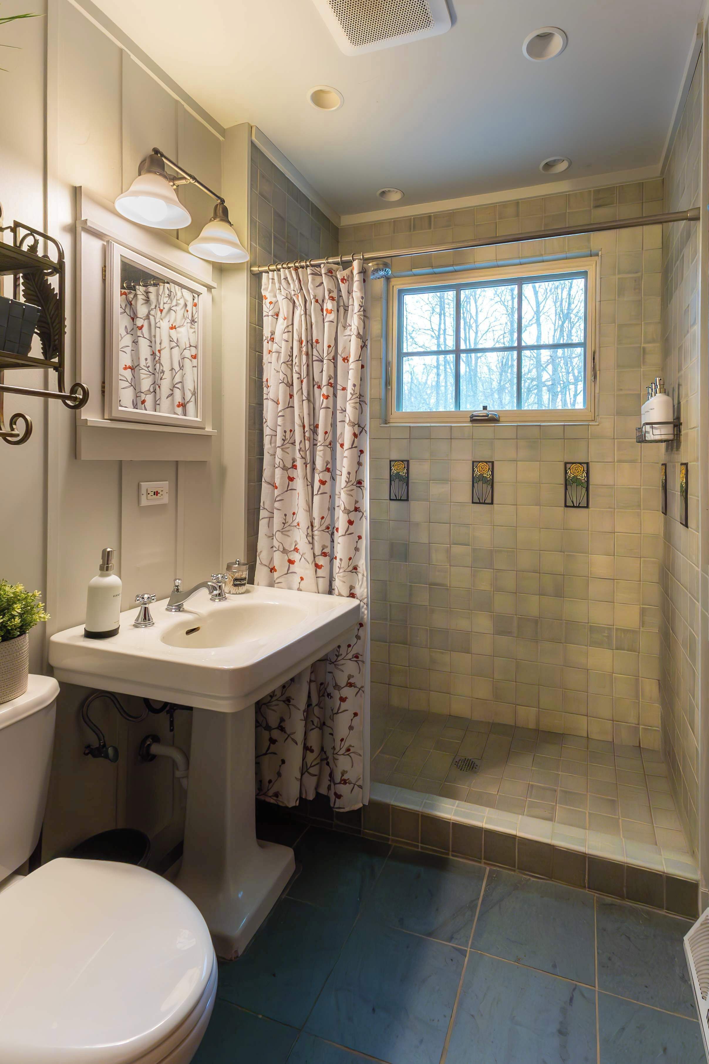 Une salle de bain équipée d’un lavabo, de toilettes et d’une douche.