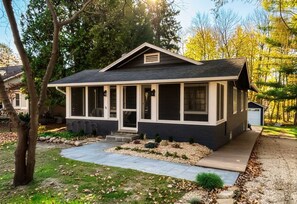 Exterior - Charming Craftsman Cottage, Walk to Beach (Douglas)