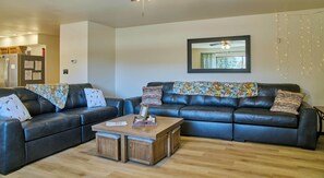 Smart TV, fireplace, foosball - River Rock Terrace (South Fork)