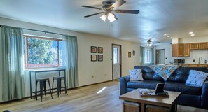 Smart-tv, een open haard en tafelvoetbal