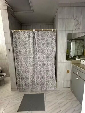 Douche, sèche-cheveux, serviettes fournies, savon