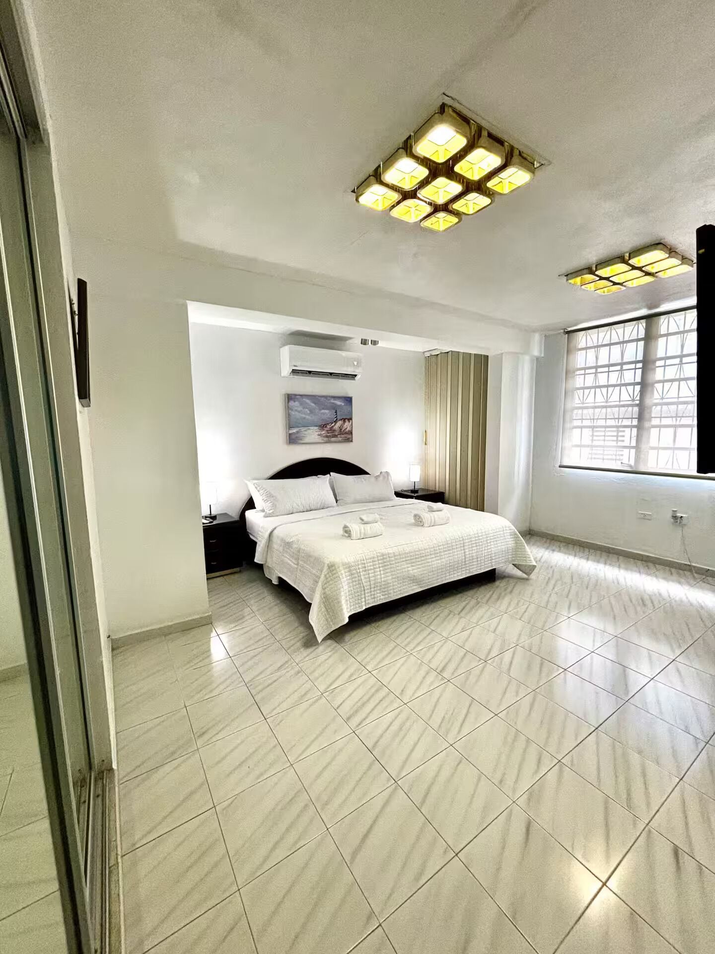 Planxa i posts de planxar, wifi i roba de llit 