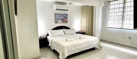 Planxa i posts de planxar, wifi i roba de llit