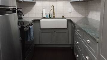Coffee/tea maker, fridge, microwave, oven