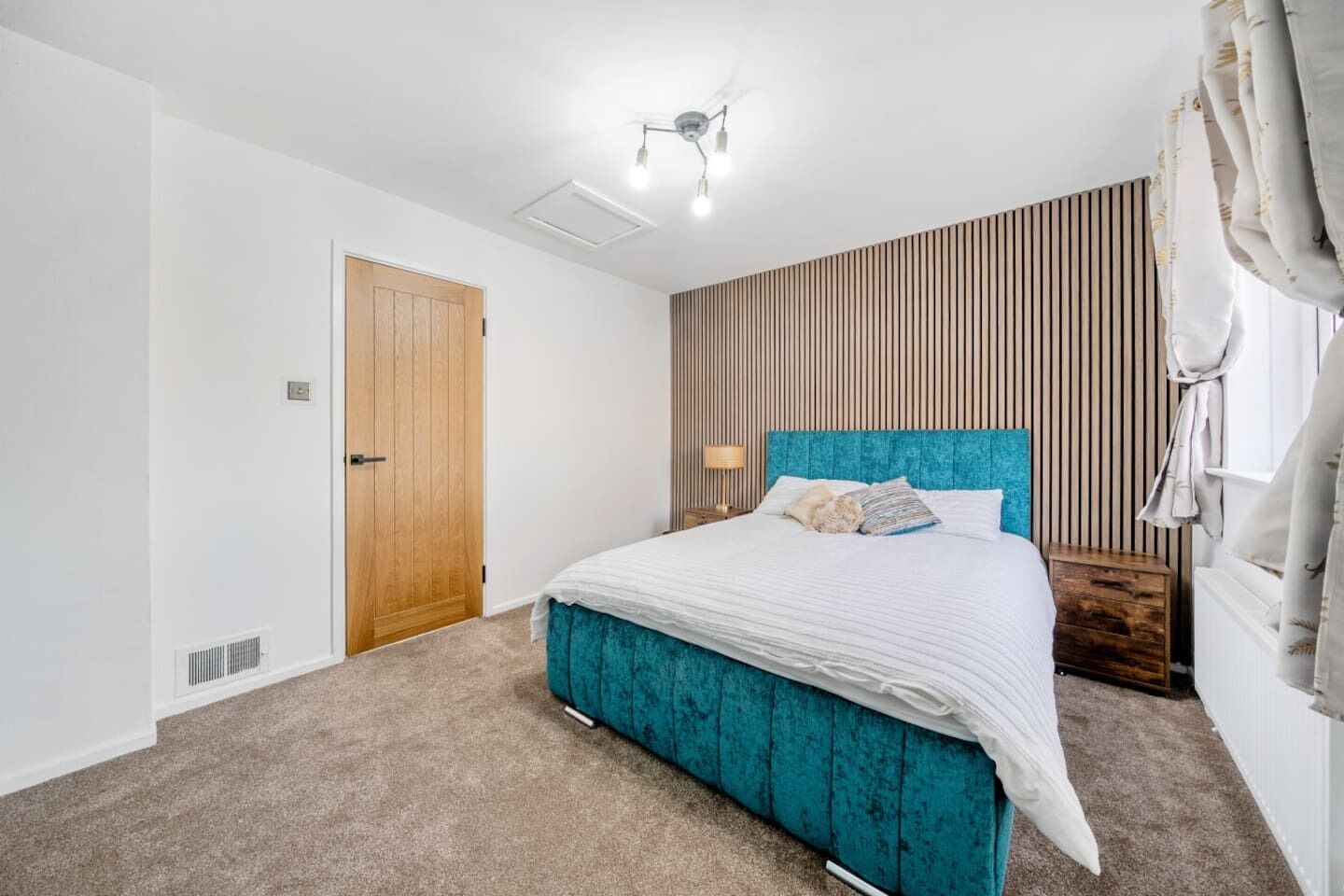 Desk, iron/ironing board, WiFi, bed sheets