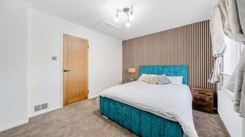 Desk, iron/ironing board, WiFi, bed sheets