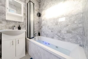 Hair dryer, towels - Modern apartment in quiet area close to city centre (Greater Manchester)