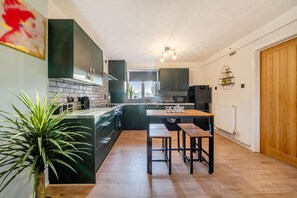 Fridge, microwave, oven, stovetop - Modern apartment in quiet area close to city centre (Greater Manchester)